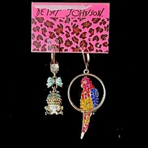 New Vintage! BETSEY JOHNSON Tropical Forest Collection Frog Macaw Drop Earrings.